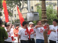 Cờ đón chào đuốc Olympic đến Việt Nam