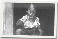 Plentyn yn chwythu swigen