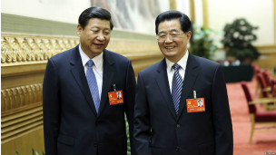 Ông Tập Cận Bình (bên trái) và ông Hồ Cẩm Đào