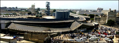 ملبے میں دبی ہوئی ایک گاڑی