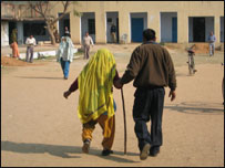 मतदान केंद्र की ओर जाते मतदाता 