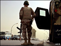 Forças de segurança iraquianas guardam ponte em Bagdá