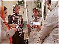 Satın aldıkları CD'leri inceleyen İranlı kadınlar