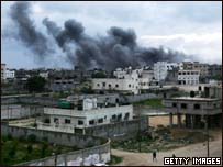 Fumaça após ataques a mesquita em Gaza (Getty Images)