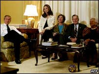 Gia đình ông Bush ngồi xem kết quả bầu cử
