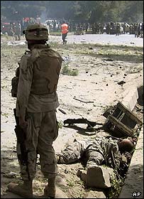 يک سرباز آمريکايی در کنار جسد همقطارش که در انفجار کابل کشته شده است