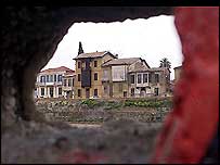 Turecká Nikósie viděná z řecké části Kypru