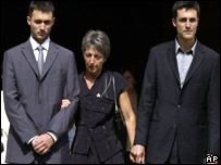 Annie de Mello e seus filhos Laurent (à esq.) e Adrian