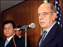 Ministro da Justiça, Márcio Thomaz Bastos, em entrevista com o secretário de Justiça dos Estados Unidos, Alberto Gonzáles (esq.) Foto: Elza Fiúza/Abr 