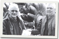 Vivian Parry Williams yn cyflwyno copi o'r ddarlith i Goronwy Howells, rheolwr Pwerdy Maentwrog.