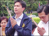 Lãnh tụ Chart Thai, Abhisit Vejjajiva (giữa)