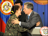 Ingrid Betancourt e Álvaro Uribe (arquivo)