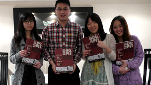 錢龍（左二）與部分團隊成員