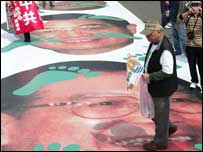 Manifestantes em Taipé pisam em fotos gigantes de líderes da China