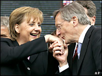 Thủ tướng Đức Wolfgang Schuessel chúc mừng bà Angela Merkel 