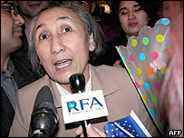 Rebija Kadírová po příletu do Washingtonu (17/3/2005)