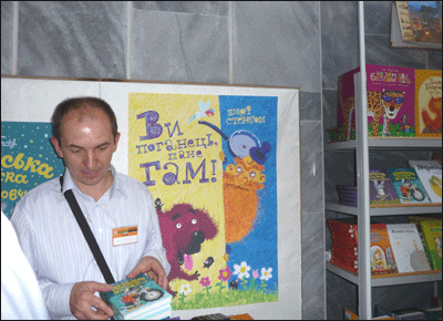 стенд з іноземною літературою