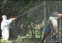 Muž provádí postřik