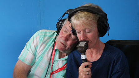 Hywel yn gweithio'n galed yn yr Eisteddfod!