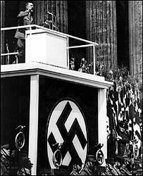 Adolf Hitler discursando