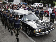Marinos acompañan el féretro de Angulo