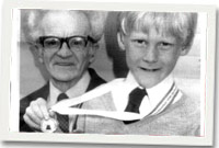 Killa Jones gyda John Donovan pan enillodd yn Eisteddfod yr Urdd 1988 am adrodd i Ddysgwyr 8 - 10 oed