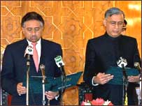 شوکت عزیز اور صدر مشرف (فائل فوٹو) 