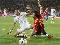 Các cầu thủ David Villa của tuyển Tây Ban Nha và Anis Ayari của Tunesia 