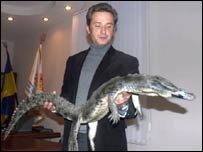 Голова Донецького управління МНС Андрій Бондаренко не боїться крокодила - адже у того заклеєна паща. Фото УНІАН