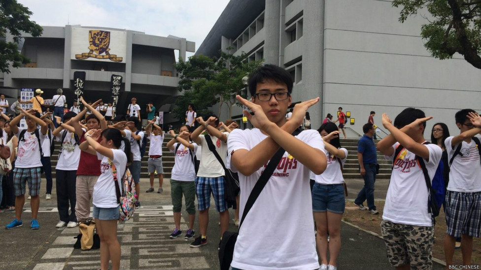中文大学医科生在百万大道举起双臂交叉手势(BBC中文网记者陈志芬摄19/9/2014)