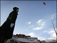 Policial chinês em Lhasa