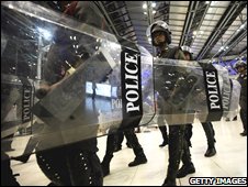 Cảnh sát chống bạo động tuần tiễu tại sân bay quốc tế Suvarnabhumi