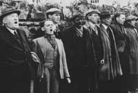 Golygfa o The Silent Village - dynion Cwmgiedd yn canu'r anthem genedlaethol