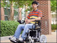 O aluno Xieliang Huo controla sua cadeira com o dispositivo