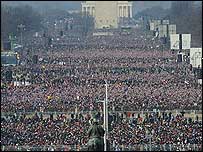 Töreni izleyen kalabalık