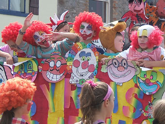 Plant wedi eu gwisgo fel clowns