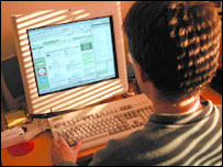 学生在电脑屏幕前