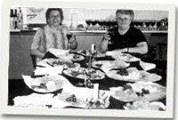 Y ddwy Sandra a fu'n paratoi'r lluniaeth ar y noson. 