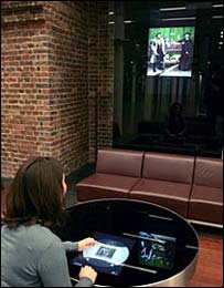 手指头一点就能在大屏幕上欣赏大师名画