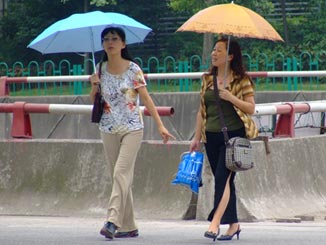 Two Chongqing women with umbrellas.