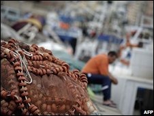 Một ngư dân Tây Ban Nha đang ngồi nhàn rỗi tại một cảng cá ở Algeciras