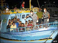 İtalya'da kaçak göçmenleri taşıyan bir tekne