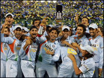 कप के साथ खिलाड़ी