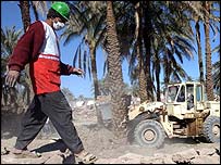 امدادگران هلال احمر ايران در تلاش برای کمک به زلزله زدگان