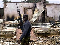 Soldado nigeriano patrulha o distrito de Kaduna depois dos conflitos
