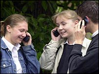 Jovens falando ao celular