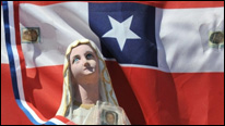 Bandera de Chile detrás de imagen de virgen en la mina de Copiapó.