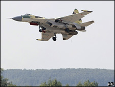 Истребитель Су-35 российских ВВС в полете (18 августа 2009 года)