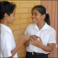 Crianças nicaragüenses usando a linguagem de sinais