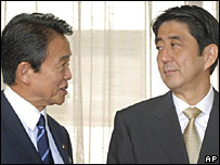 Taro Aso (bên trái) với thủ tướng Shinzo Abe